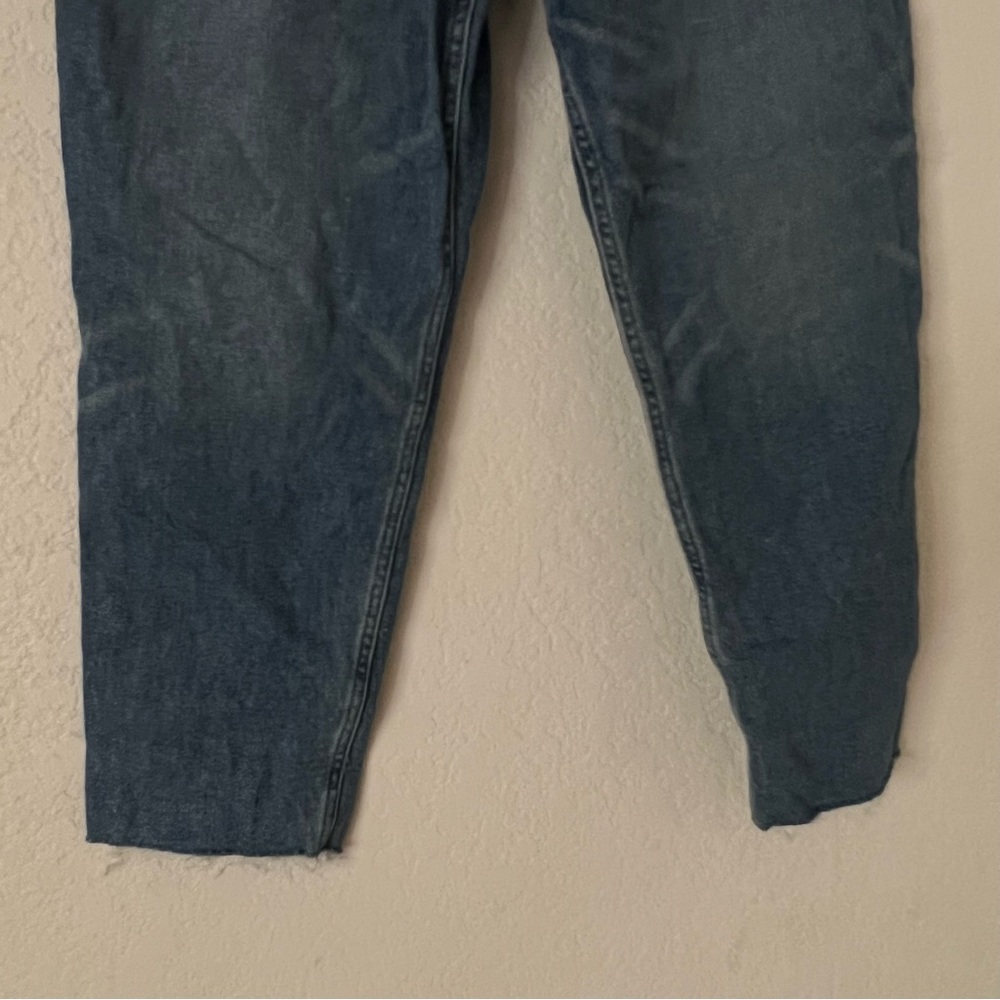 Hollister paper bag 
Curvy ultra high rise mom jean - Picture 5 of 8